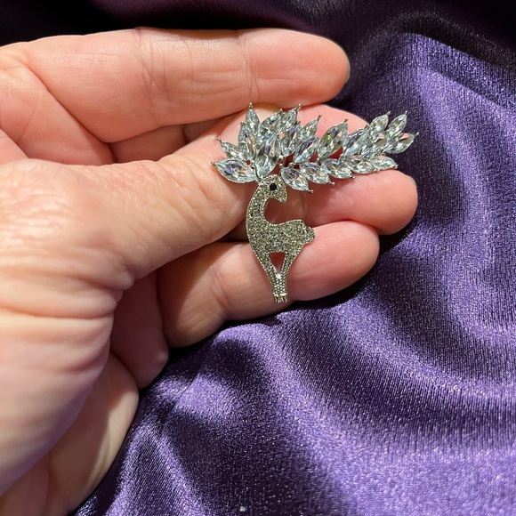 NWOT silver and crystal reindeer brooch - Picture 3 of 5